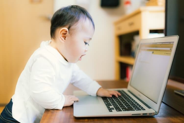 パソコンに触る赤ちゃん